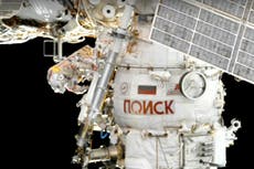 Cosmonautas russos correram de volta para dentro da ISS no meio da caminhada espacial devido à queda de tensão da bateria do traje espacial