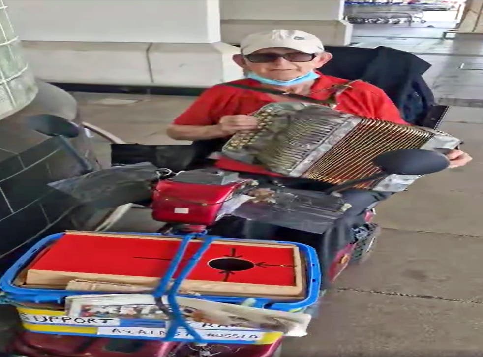 <p>O’Halloran, 87, on his mobility scooter playing the accordion outside Tesco, Perival, oeste de Londresplt;/p>
