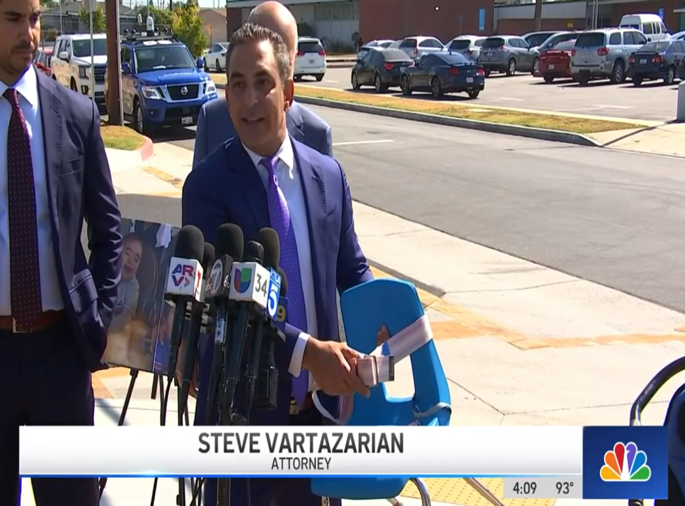 <p>Steve Vartazarian, familiens advokat, viser stolen med gangbeltet som festet 8 år gammel inn i setet før han pådro seg et fatalt fall igjen 2017 under en pressekonferanse onsdag</p>s
