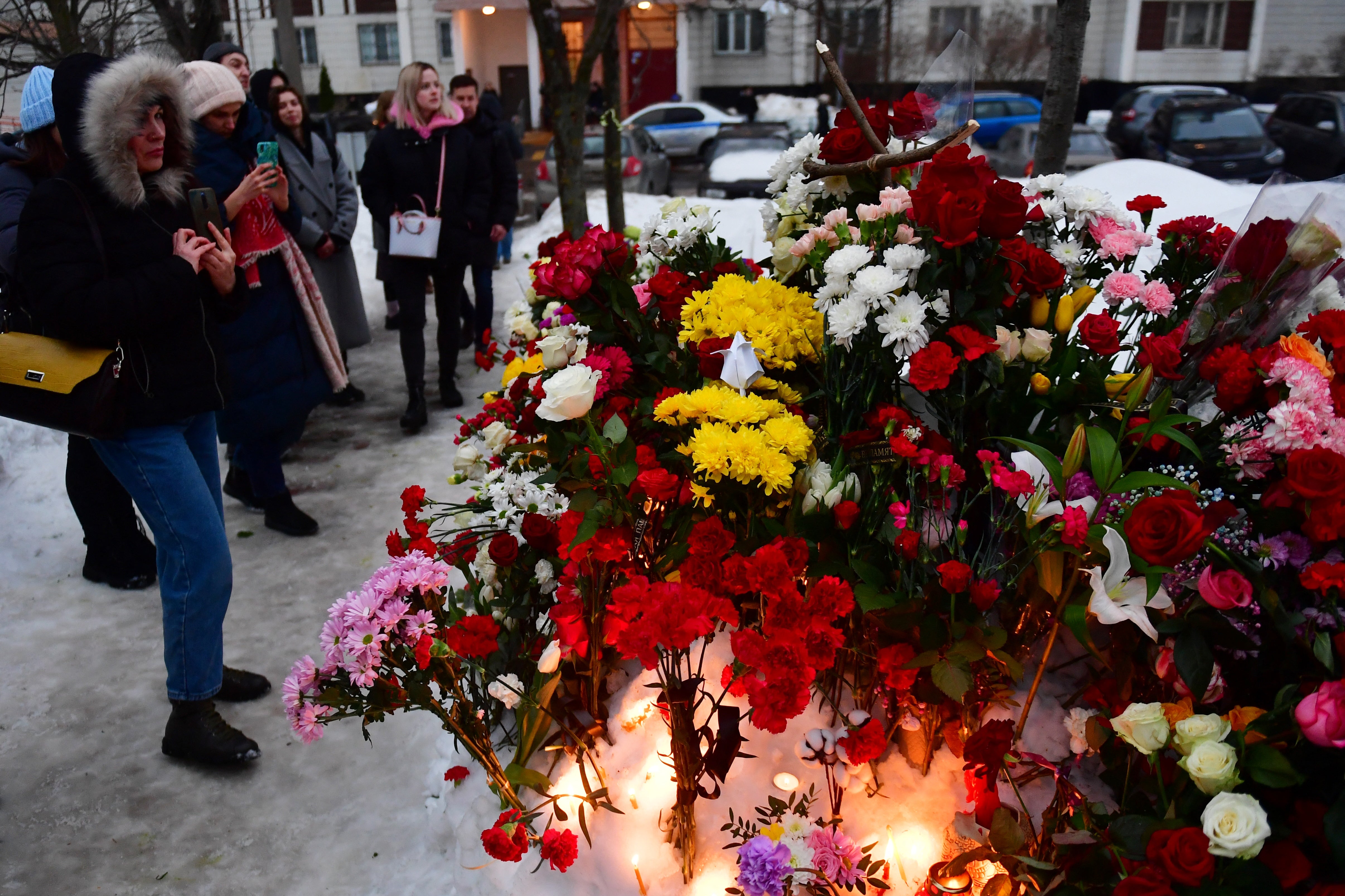 Crowd Chants Anti Putin Slogans As Thousands Gather For Funeral Of