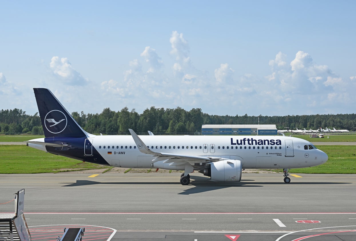 Hundreds of Lufthansa passengers stranded overnight on planes