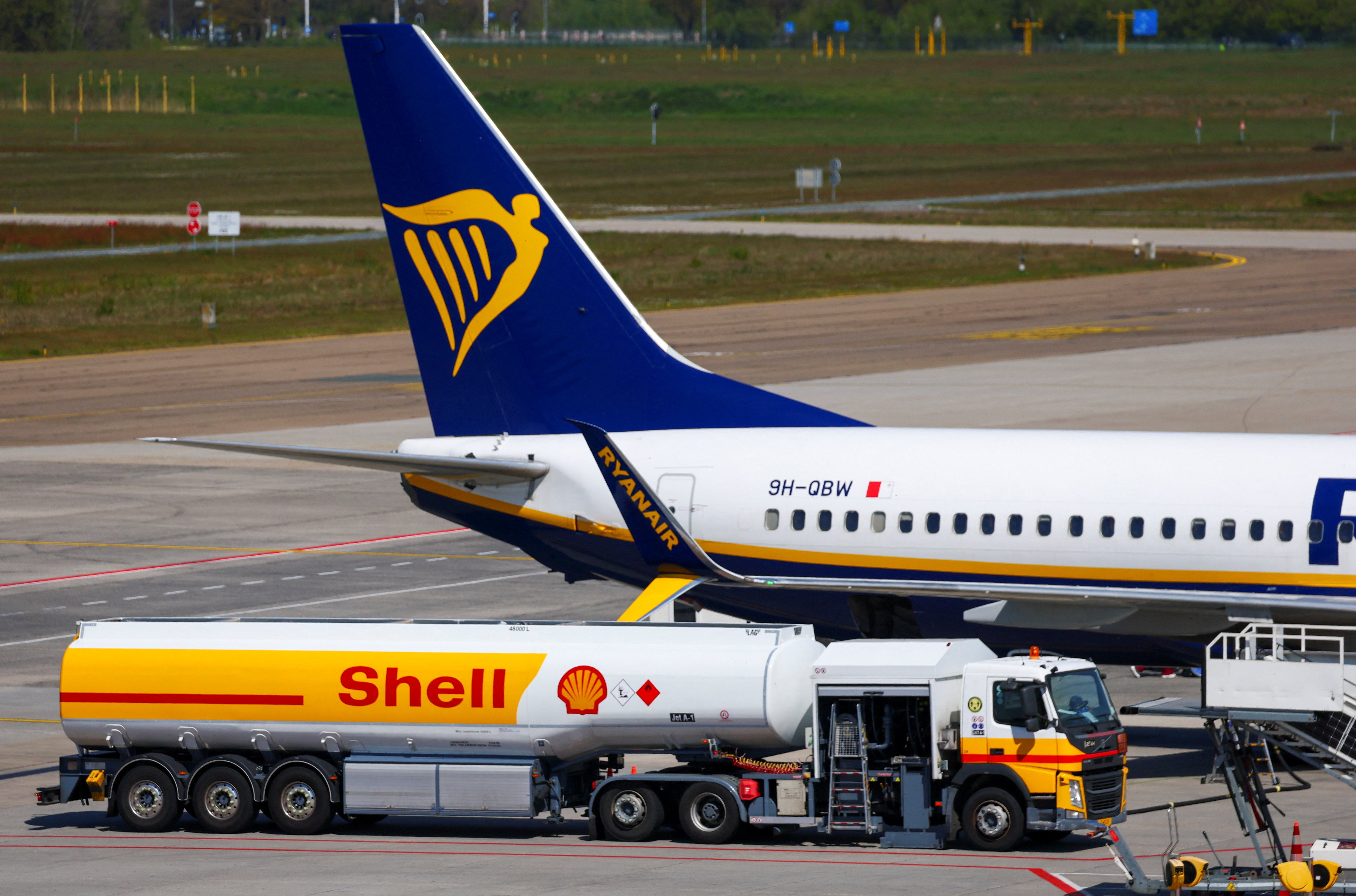 Holiday warning as government ‘closely monitoring’ airline jet fuel shortage
