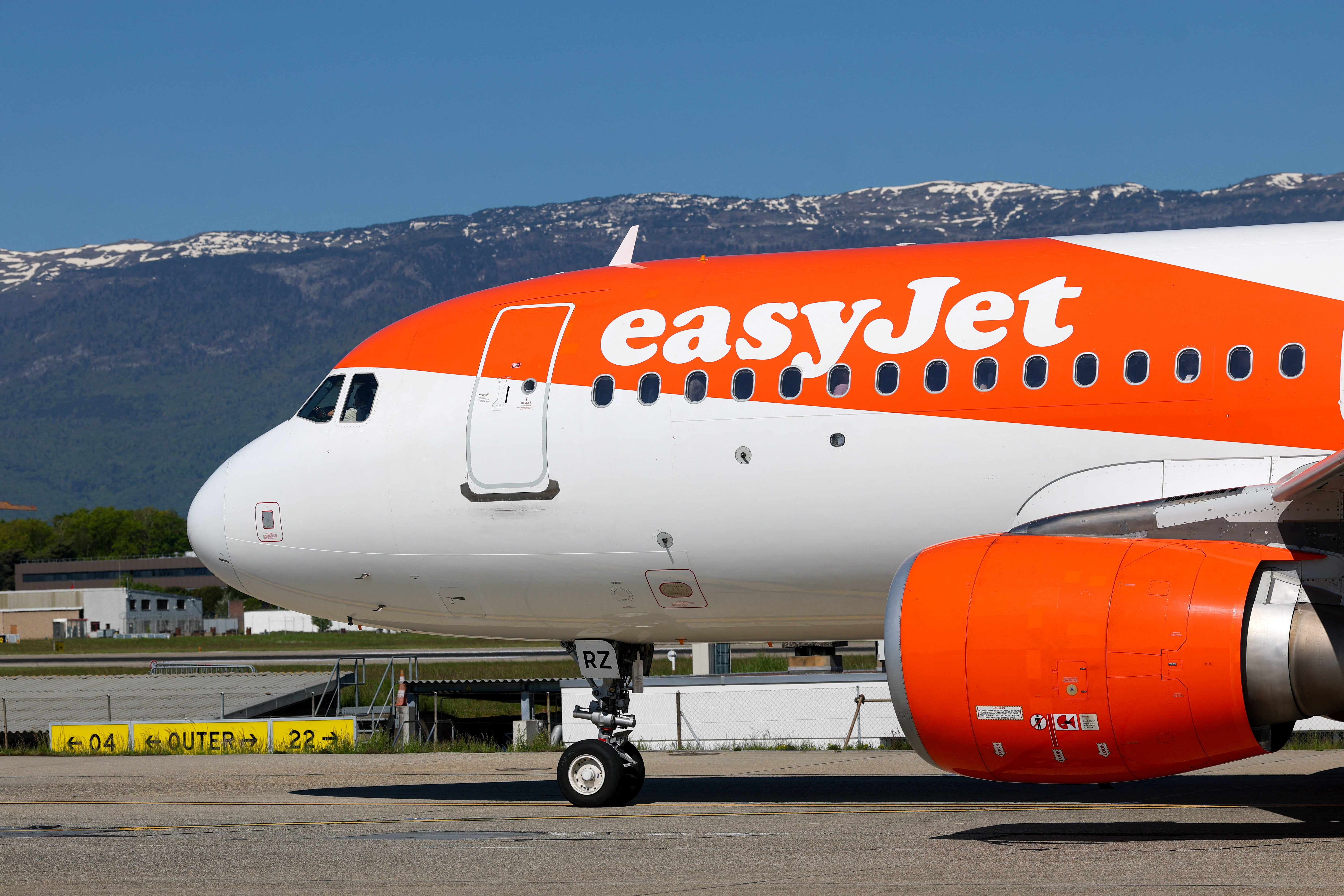 Easyjet issues summer holiday fuel supply update as fall in bookings blamed on Iran war