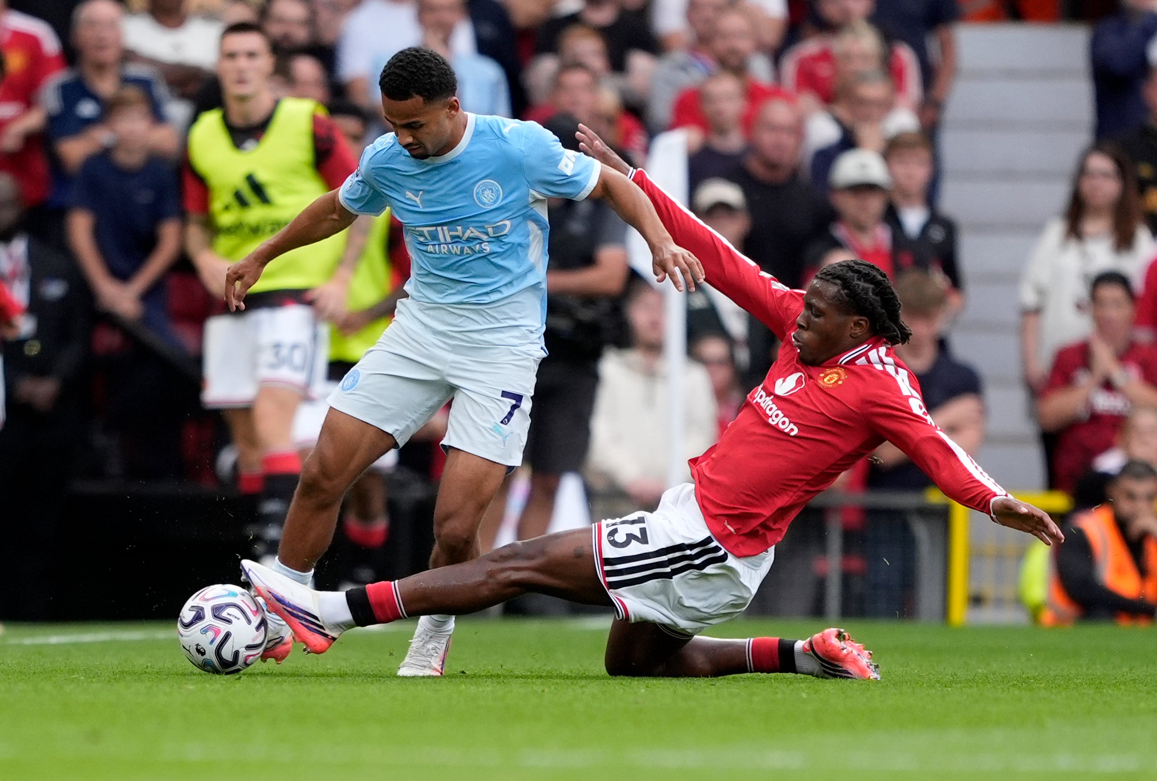 Patrick Dorgu having to play left-back highlights the issues at United currently