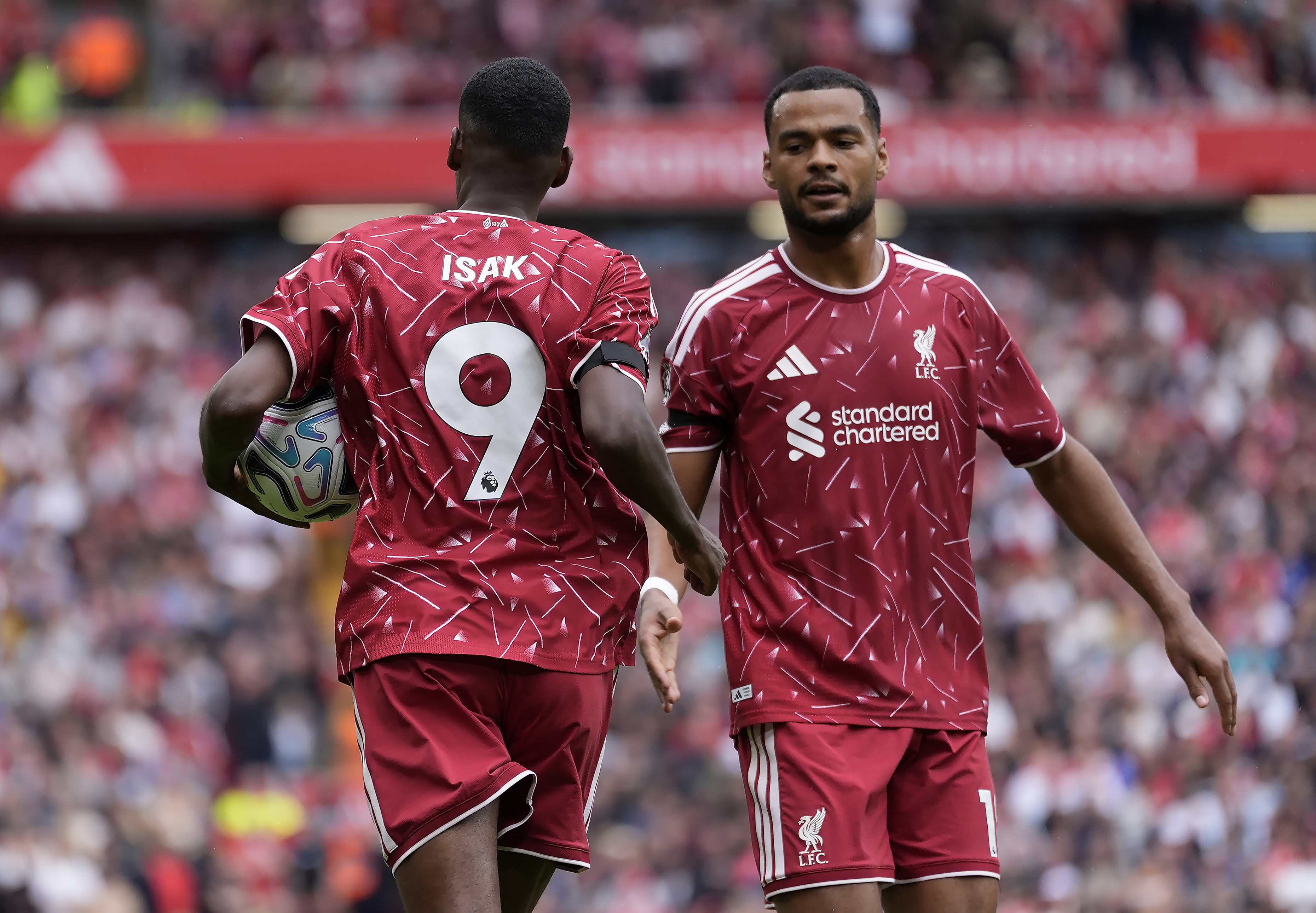 Andoni Iraola has cast doubt on the chances of Alexander Isak and Cody Gakpo being fit to face Manchester City this weekend