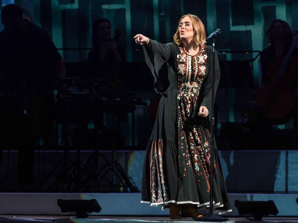 Британцы осудили Адель (Adele) за чрезмерную нецензурную брань.