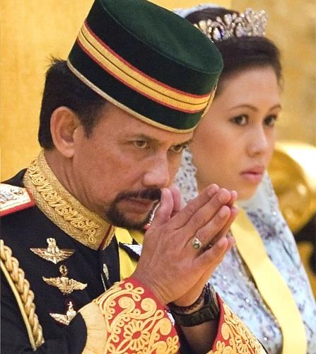 Sultan Hassanal Bolkiah With His Wife Azrinaz Mazhar Hakim In 2006 5016