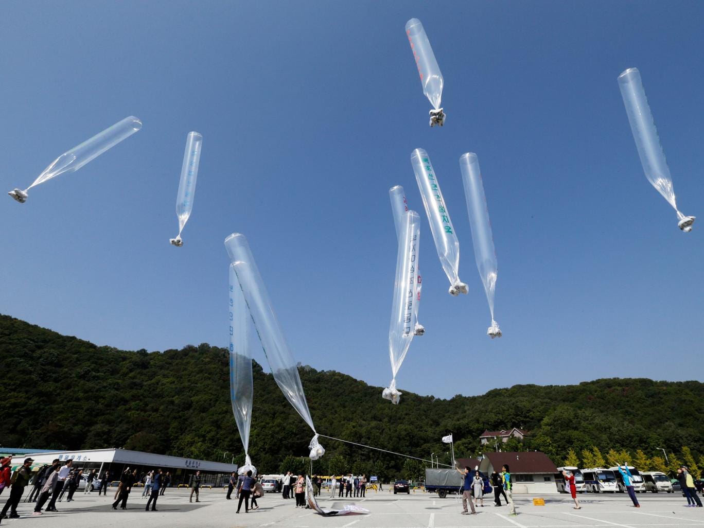 North Koran defectors release balloons carrying leaflets condemning North Korean leader Kim Jong Un and his government&#039;s policies, in Paju, near the border with North Korea 