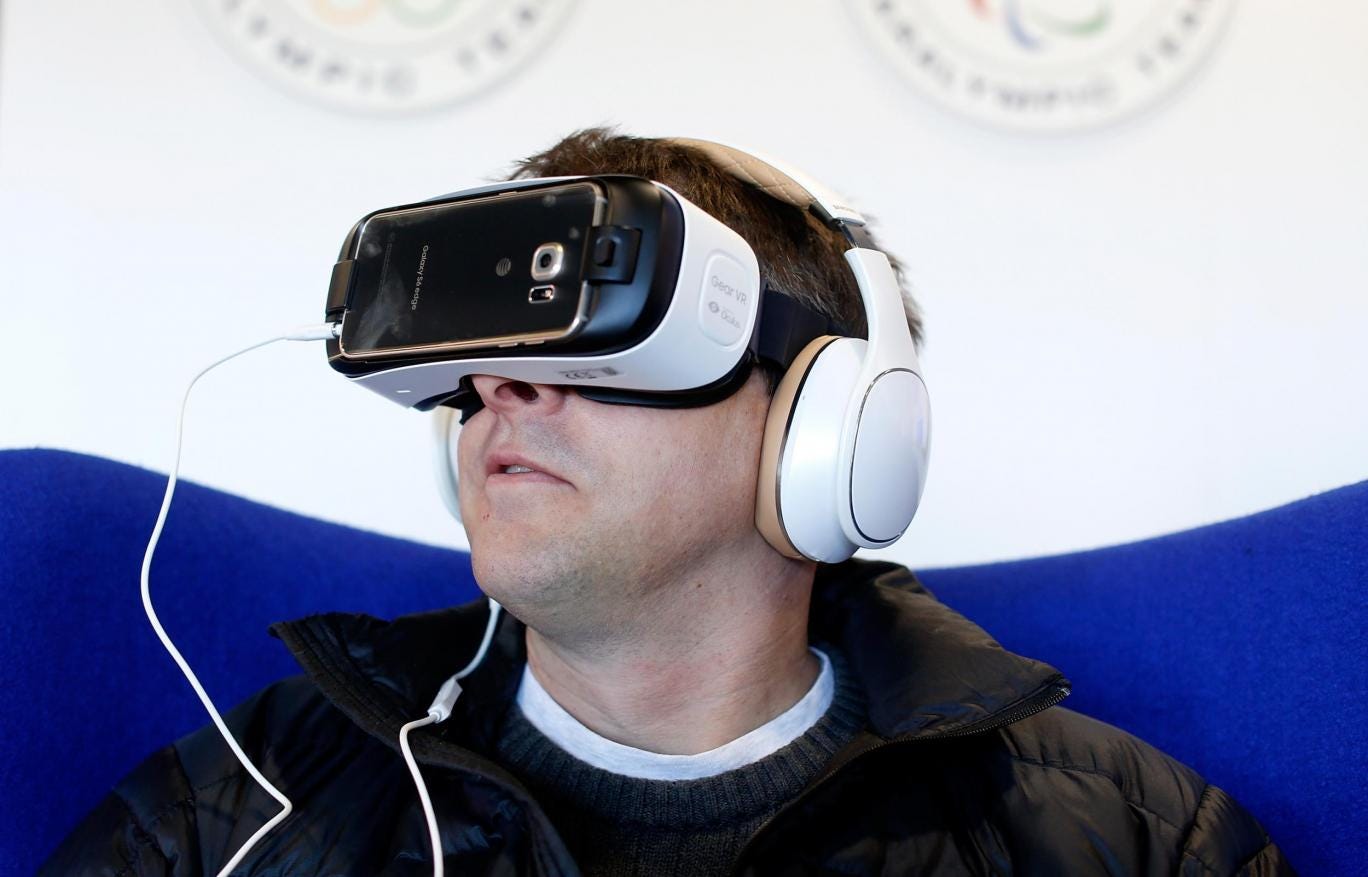 A man tries out Samsung&#039;s virtual reality headset