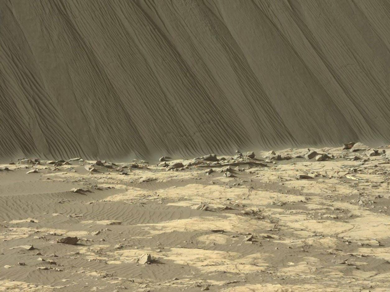 A stunning picture of the imposing Namib dune rising from the Martian surface