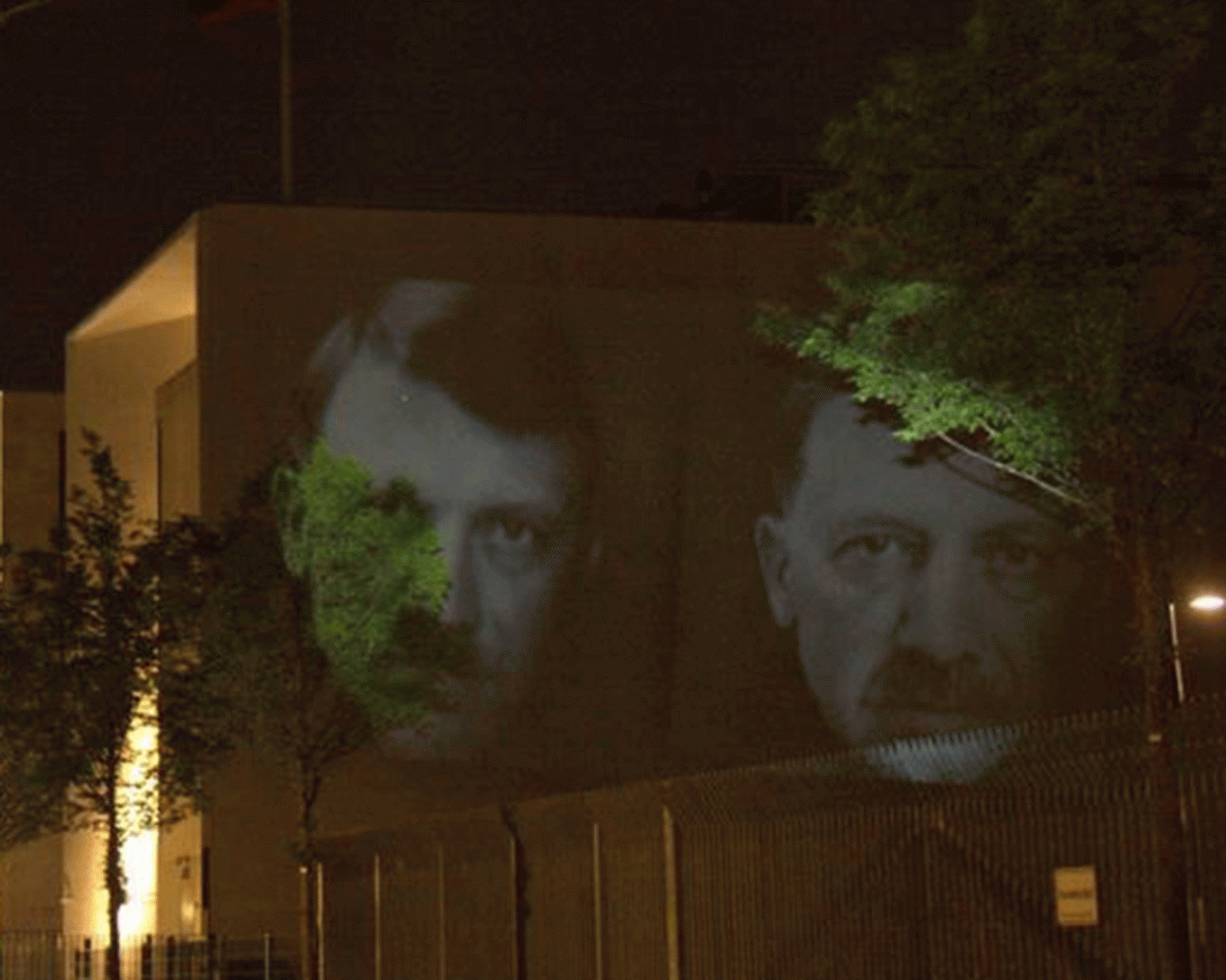 Բեռլինում Թուրքիայի դեսպանատան շենքի վրա պատկերել են Էրդողանին՝ Հիտլերի կերպարով