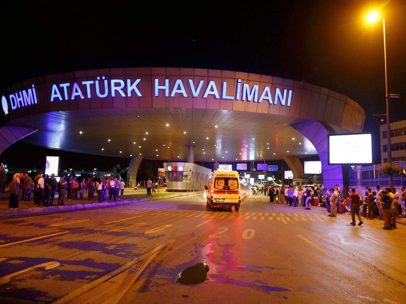 Breaking News : Penembakan dan Serangan Bom di Bandara Turki Tewaskan 10 Orang
