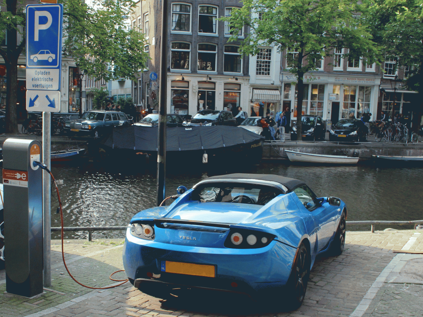 Climate change: Netherlands on brink of banning sale of petrol-fuelled cars Electric-car-rex-0