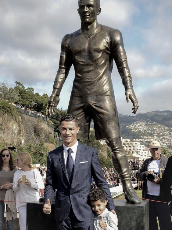 ronaldo-statue-3.jpg