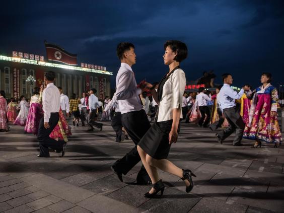 KOREA PÓŁNOCNA - tańce na ulicach po udanym odpaleniu rakiety