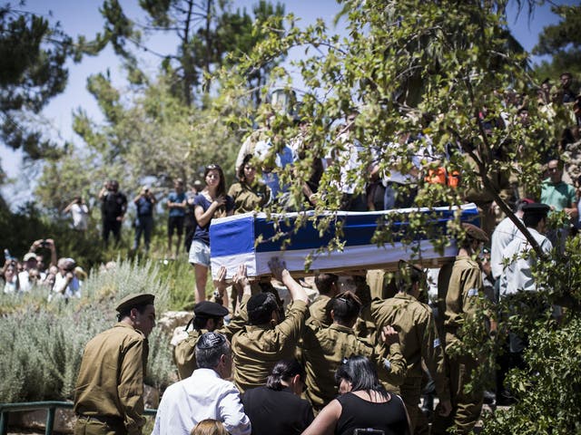 Soldiers carry the coffin of Sergeant Max Steinberg during his funeral in Jerusalem, Israel 