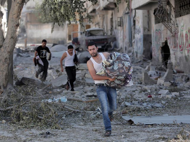 Palestinians flee during a two hour temporary ceasefire in Gaza City's Shijaiyah neighborhood 