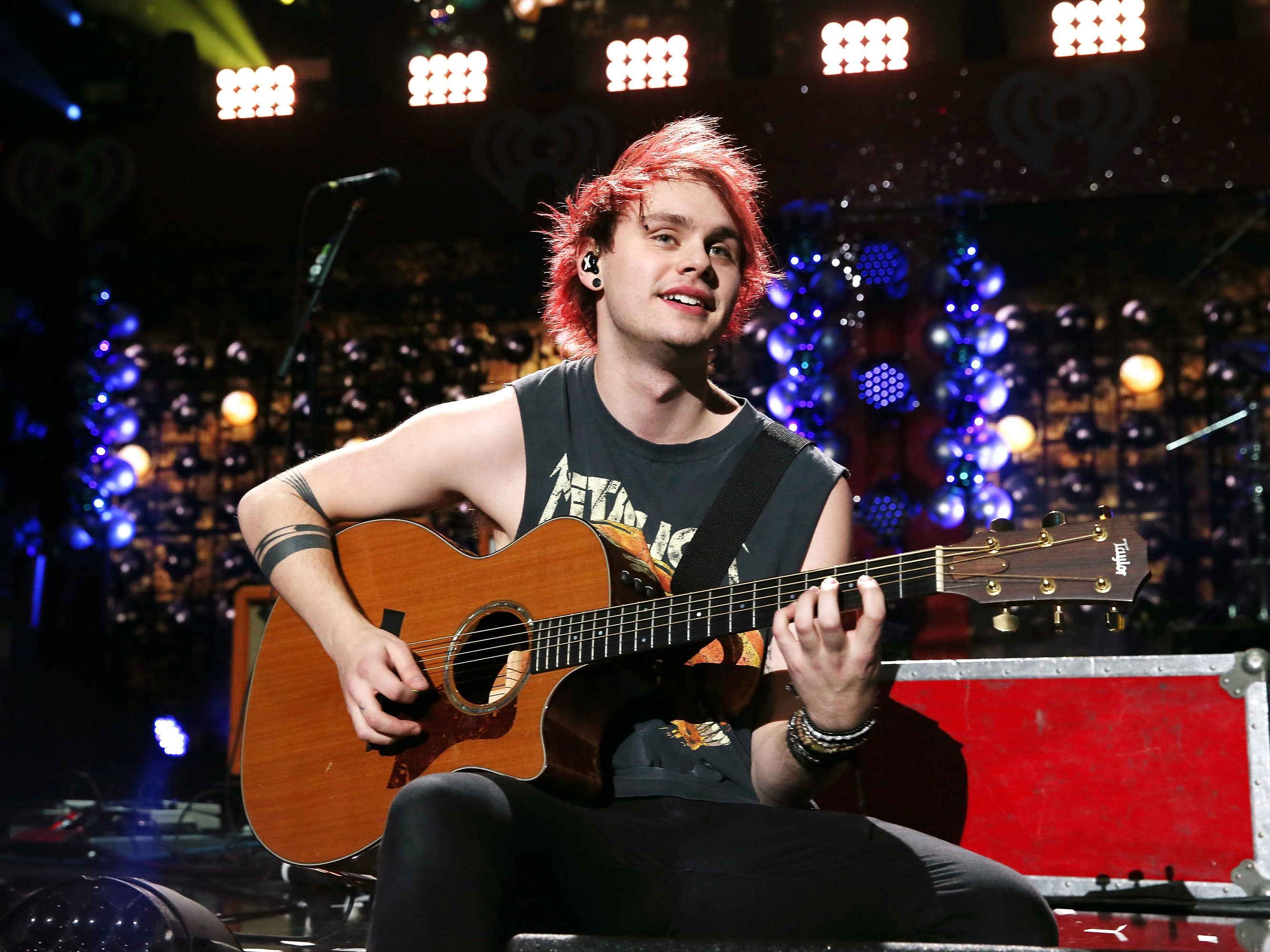 5 Seconds Of Summer Guitarist Michael Clifford Burnt On Stage As Hair