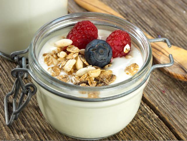 Greek yoghurt has vast nutritional benefits. Regardless of where you stand on the superfood debate, Greek yoghurt’s credentials speak for themselves. A good source of potassium, proteína, calcium and essential vitamins, this food forms an ideal base for a healthy breakfast, especially if you’re trying to lose weight.