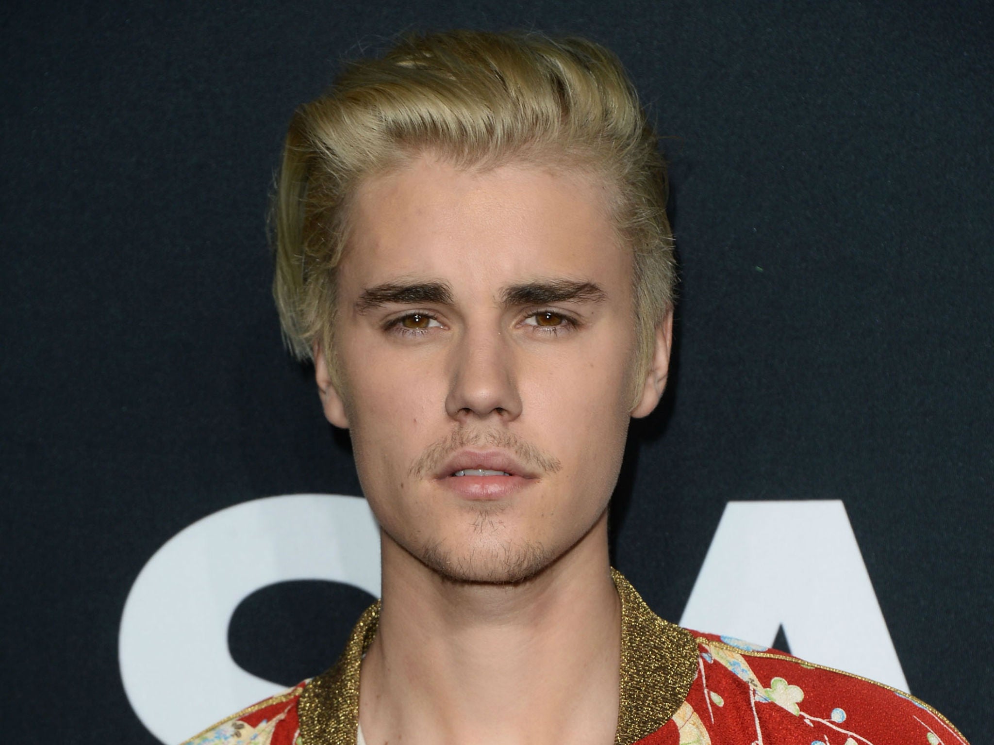 EN IMAGES  Justin Bieber a les cheveux violets 