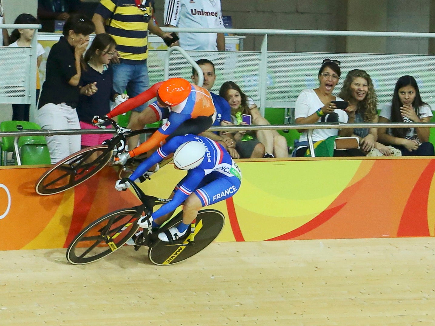 Rio 2016: Dutch cyclist Laurine van Riessen prevents nasty collision by riding up side of track during keirin