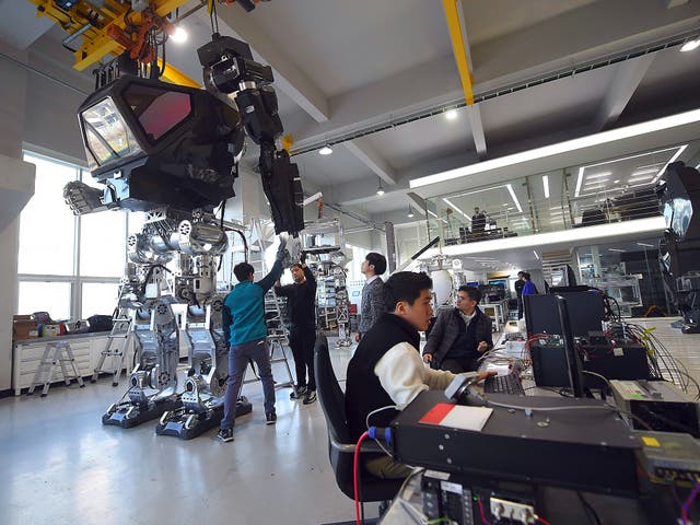Engineers test a four-metre-tall humanoid manned robot dubbed Method-2 in a lab of the Hankook Mirae Technology in Gunpo, south of Seoul, Coreia do Sul