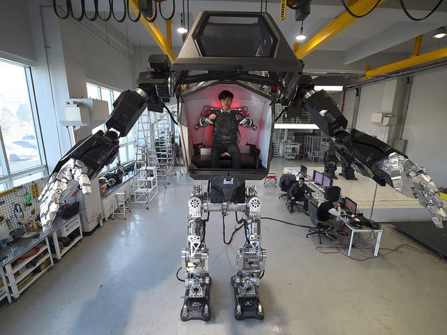 Engineers test a four-metre-tall humanoid manned robot dubbed Method-2 in a lab of the Hankook Mirae Technology in Gunpo, south of Seoul, Coreia do Sul