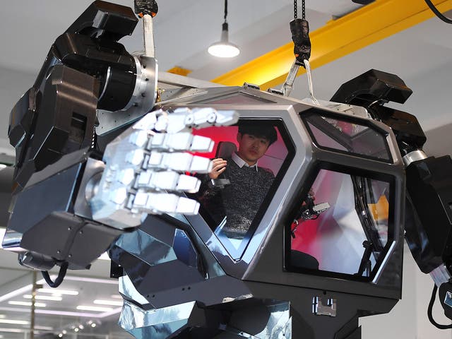 Engineers test a four-metre-tall humanoid manned robot dubbed Method-2 in a lab of the Hankook Mirae Technology in Gunpo, south of Seoul, Corée du Sud