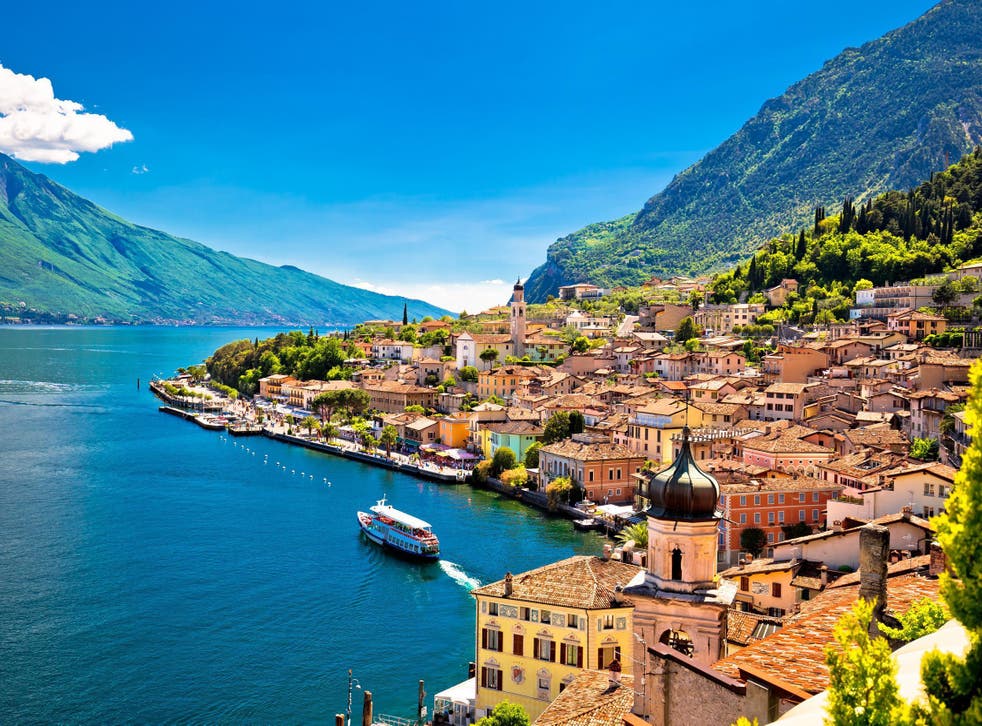 <p>Lake Garda is a popular tourist location </磷>