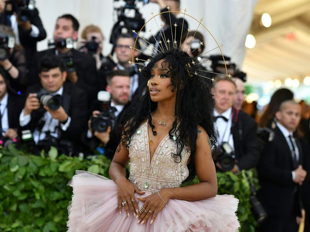 SZA wears a frothy Atelier Versace gown and a headpiece by Chrishabana