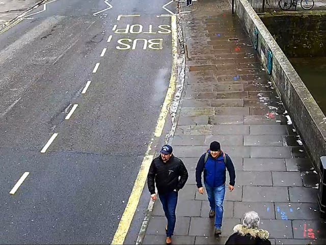 CCTV image of both suspects on Fisherton Road, Salisbury at 13:05hrs on 4 Março, 2018