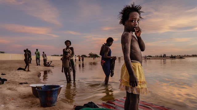 Timbuktu, Mali:
In the last light of
day the
inhabitants of
Timbuktu wash
their clothes and
take a shower in
the port of
Kabara.
