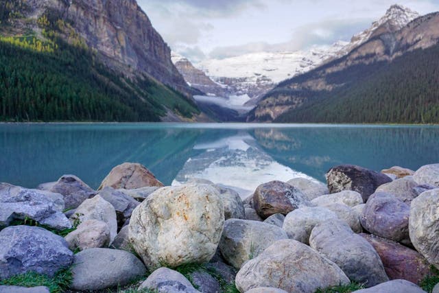 Lake Louise, 
Banff, Kanada:
When I first went 
to Lake Louise, I 
thought
everything was 
beautiful not just 
the lake or the 
mountains but all 
of the little details.