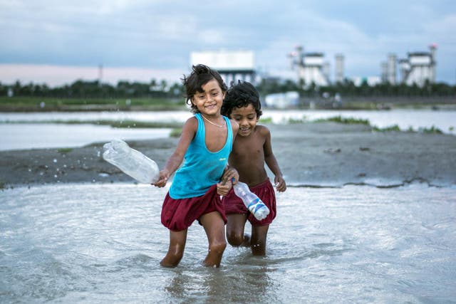 Thanarghat, 
Sadar, 
Bangladesj:
The river was little 
bit
dried up; thus, 
the sandy base 
was seen. These 
little girls lived on 
the other side of 
the river and 
they
were playing 
in the shallow 
water while 
waiting for their 
mother. 