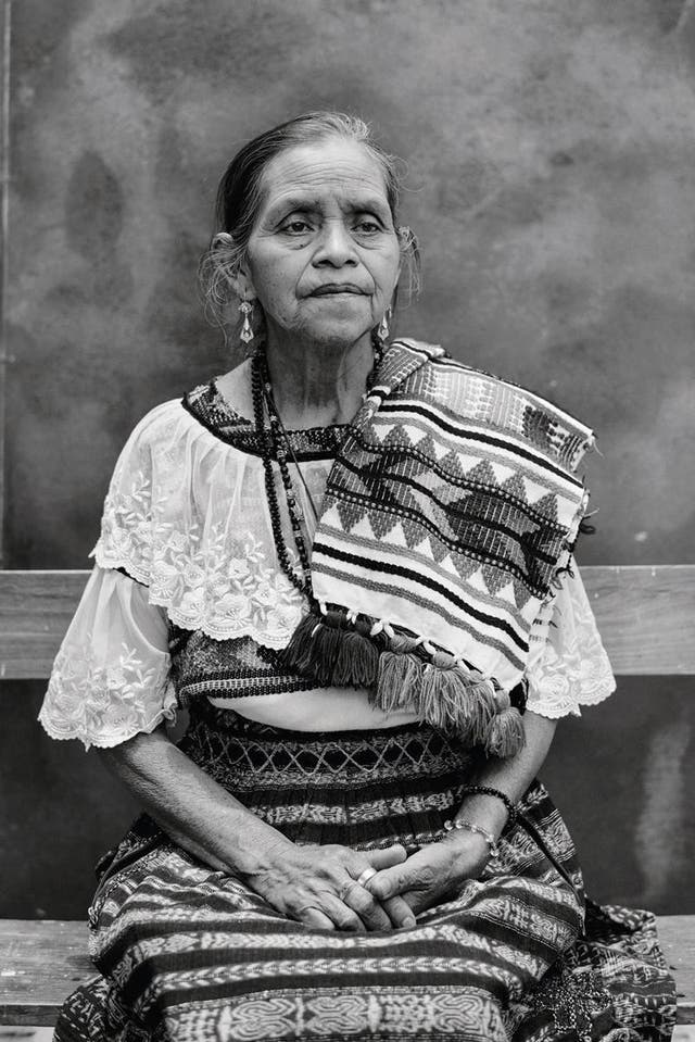 Guatemala, Santa 
Lucía Utatlán:
Mayan woman 
from Santa Lucía 
Utatlán, 
Guatemala. The 
designs from this 
region incorporate 
colourful 
geometric patterns 
and bird motifs. 
