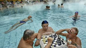 Budapest,
Hongrie:
Széchenyi Baths,
intégré 1913, is
the most popular
the inhabitants of
Budapest who
come here to
relax with friends.