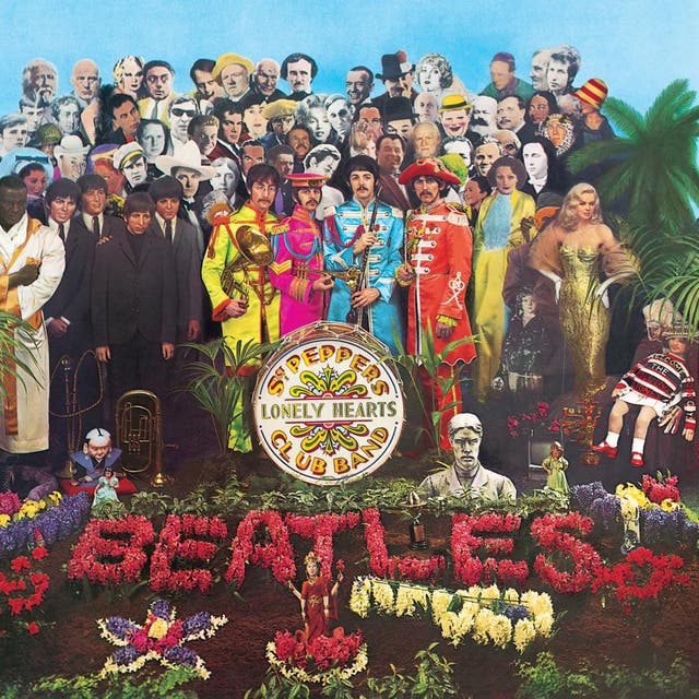 With its star-studded cast and bold colour scheme, the cover of Sgt Pepper’s Lonely Hearts Club Band came to define artist Peter Blake and also The Beatles themselves. Det er 88 figures in all, including the band themselves, on a set photographed by Michael Cooper. Blake collected a list of names from three of the four Beatles. The list included Tony Curtis, Marilyn Monroe, Aubrey Beardsley, Oscar Wilde, and even Adolf Hitler (requested by John Lennon, and hidden behind other figures). If you bought the record, Blake later said, “you also bought a piece of art on exactly the level that I was aiming for”.