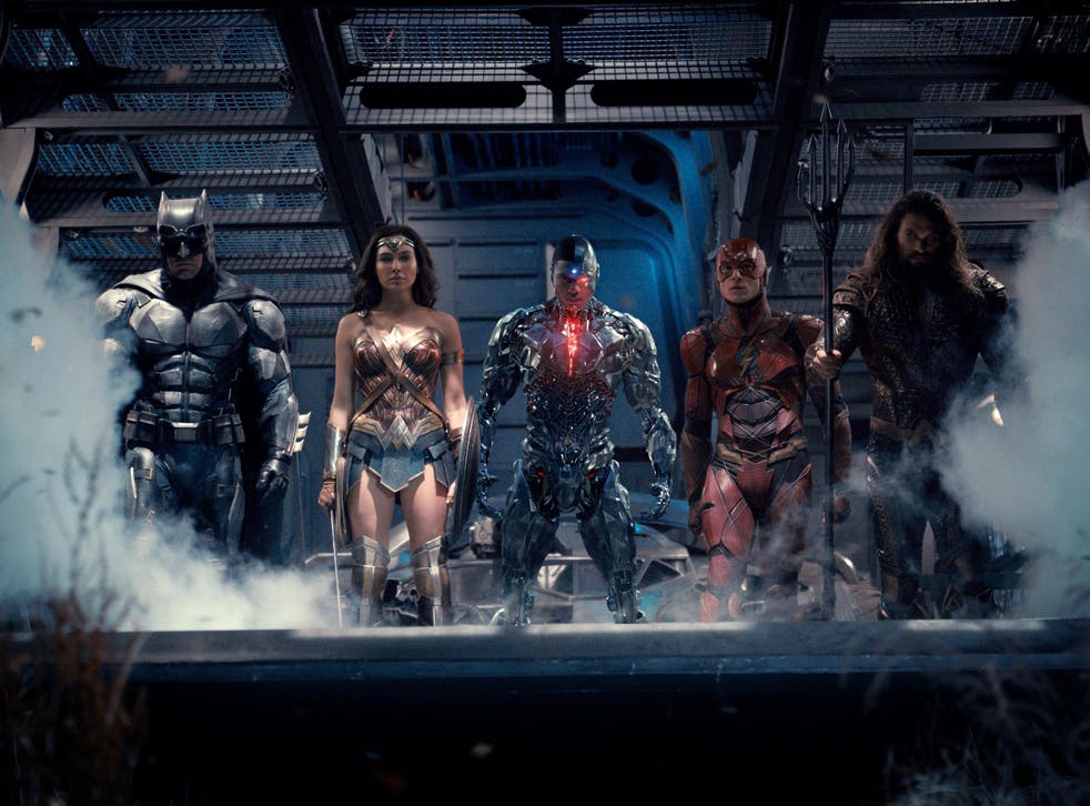 <p>From left to right: Ben Affleck, 盖尔·加朵,  Ray Fisher Ezra Miller and Jason Momoa in a promotional photo for 2017’s <em>Justice League </时间磷gt;</p>