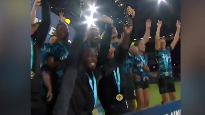 Aide au football 2022: David Beckham hands trophy to Usain Bolt after World XI shootout win