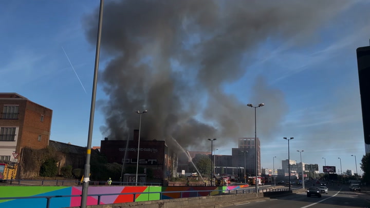 バーミンガム: Smoke billows after huge fire breaks out in factory near city centre