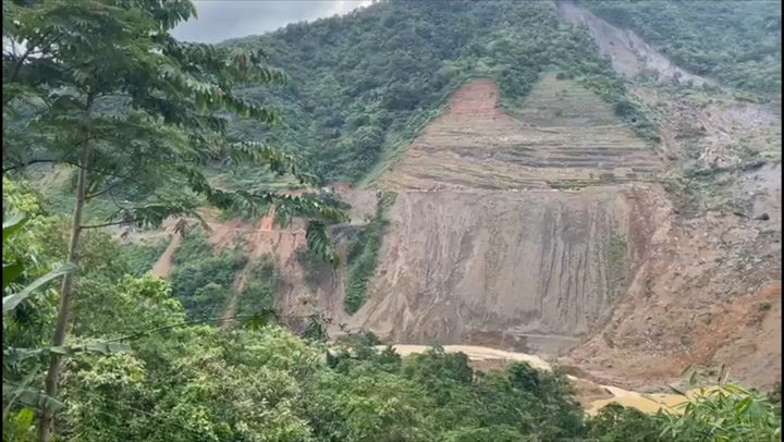 Landslide in India kills at least 14 and leaves 30 青少年告诉朋友她被跟踪后失踪