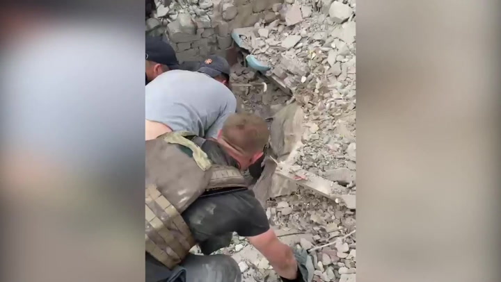 ウクライナ: Chasiv Yarでのロシアのロケットストライキの後、瓦礫から引っ張られた瞬間の男