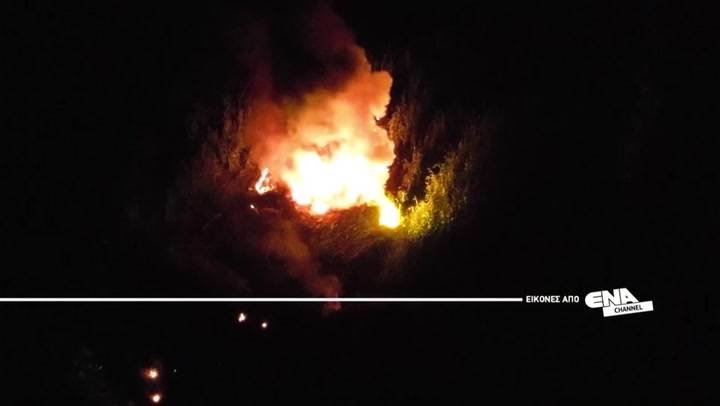 Incêndio aumenta após avião ucraniano que transportava 'materiais perigosos' cair na Grécia