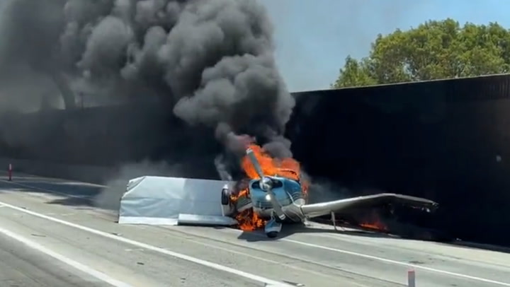 加利福尼亚州: 飞机紧急降落后在高速公路上燃烧的火热残骸