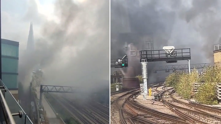 Incêndio na ponte de Londres: Plumas de fumaça preta enchem o céu acima da estação