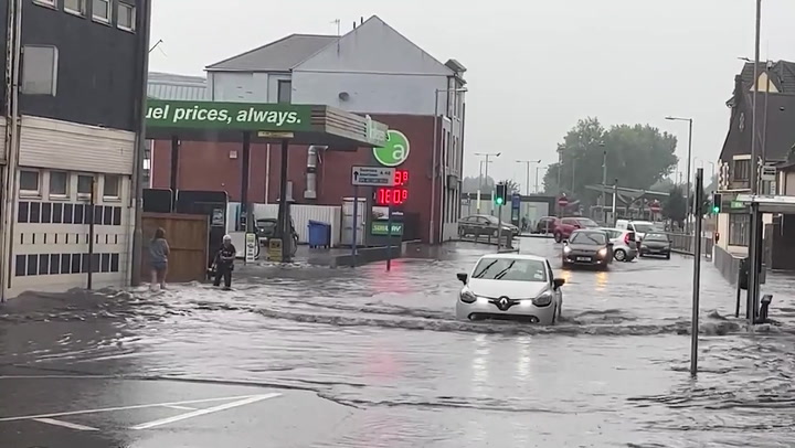 南威尔士的洪水池，因为驾车者难以在道路上行驶