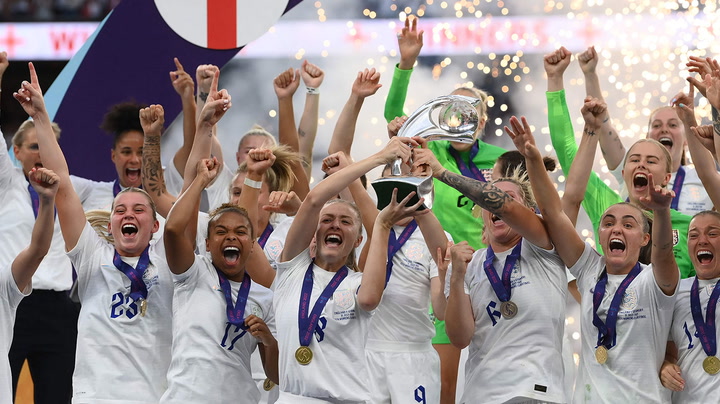 ユーロ 2022: Watch moment England’s Lioness lift winners’ trophy