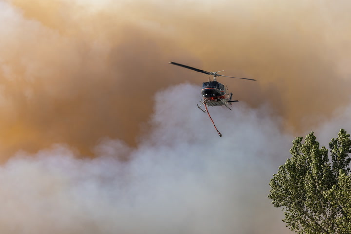 Authorities tackle raging wildfire in California
