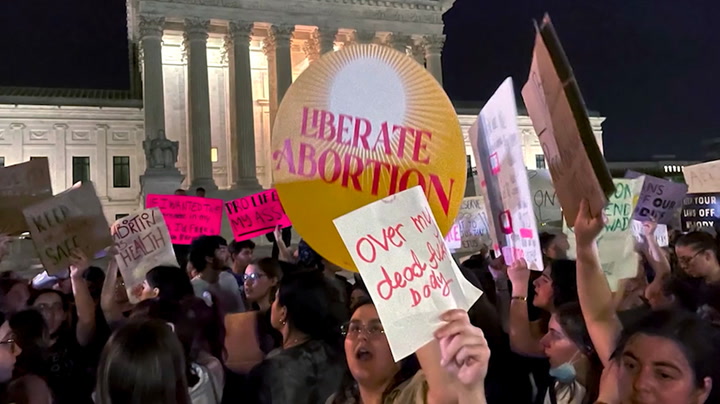 ロー対ウェイド事件: US Supreme Court overturns constitutional right to abortion