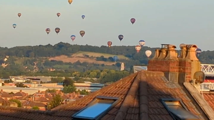 ブリストル バルーン フェスタ: 何十もの熱気球が空を飛びながら空を埋め尽くす